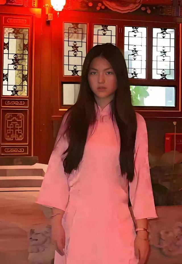 午夜的旗袍照，王诗龄北京小院穿旗袍冷艳现身，面无表情引发恐慌