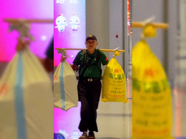 父亲挑着两大袋土特产，坐六小时高铁跨越千里看儿子一家