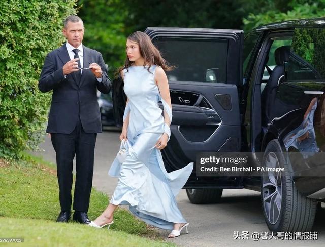 谷爱凌参加乔布斯小女儿Eve jobs的婚礼，一袭蓝色长裙优雅又霸气