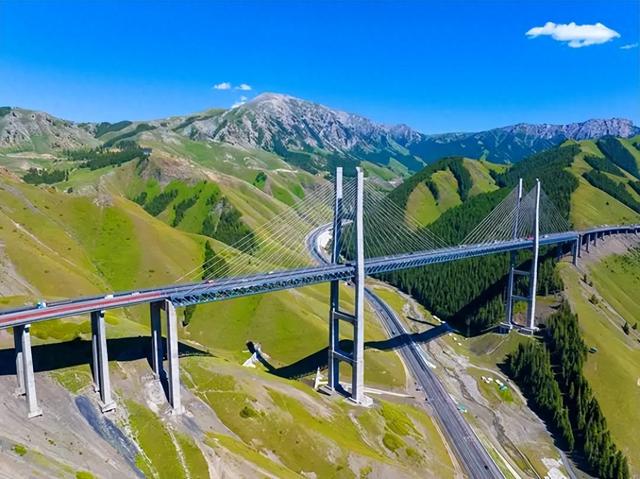 新疆伊犁第一景：那座耗资24亿的“天路”大桥，到底有多震撼？