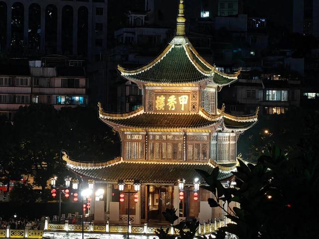 夜游贵阳甲秀楼:当地人私藏的夜景天花板,美到窒息!