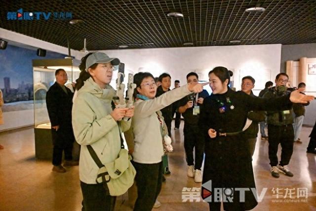 从水下题刻到山体工程奇迹 蒙曼在重庆涪陵“一山一水”中感叹古今传奇