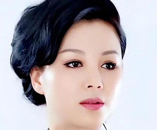 19岁嫁给富豪，20岁离婚携子净身出户，单亲40年如今儿子为她争光