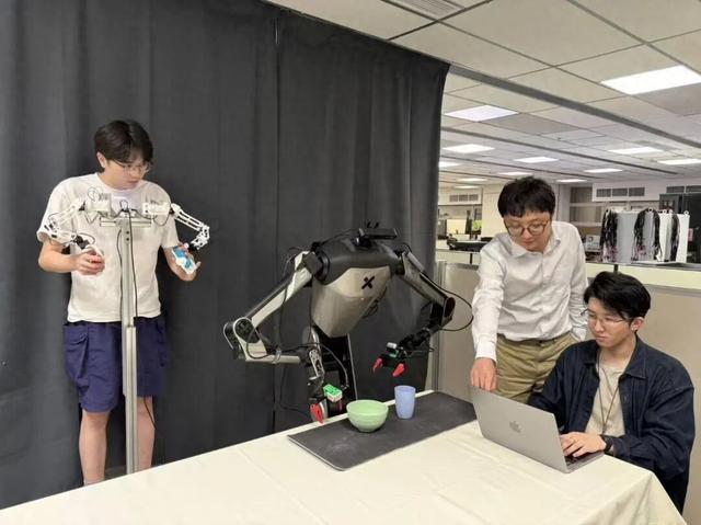 从模仿到自主，机器人还需跨越三重挑战｜专访NTU助理教授王子为