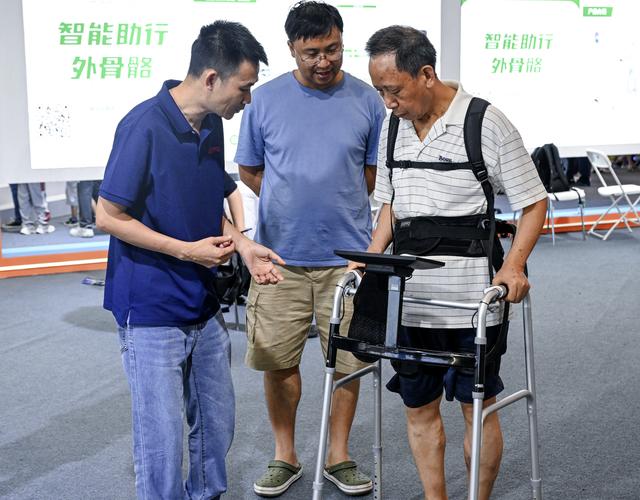 新华全媒+丨在智博会上感受“智慧”养老生活