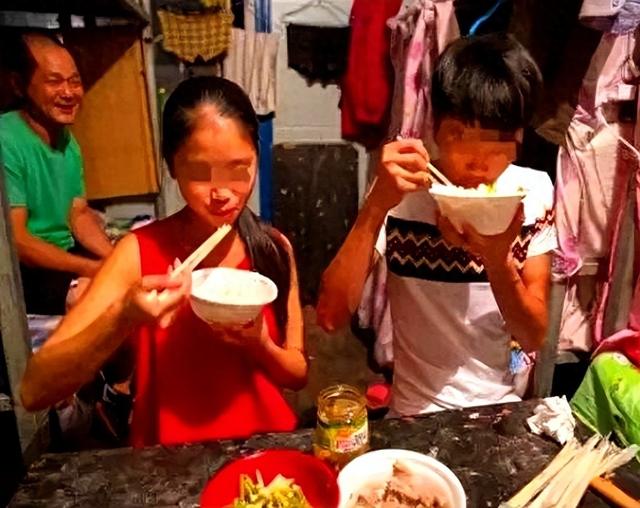 女子工地和三名男工友同住，坦言还是宿舍好，啥都用不着干