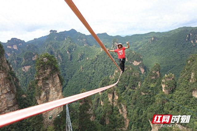 张家界黄石寨“亚洲之王”高空扁带争霸赛落幕 卢森堡选手摘取10万大奖