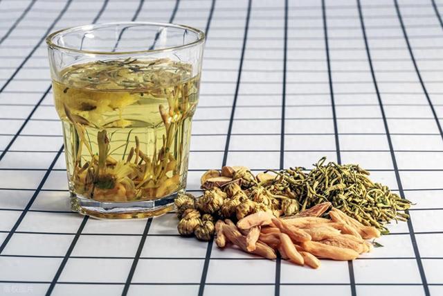 菊花金银花一起泡水喝的功效（菊花金银花泡水）