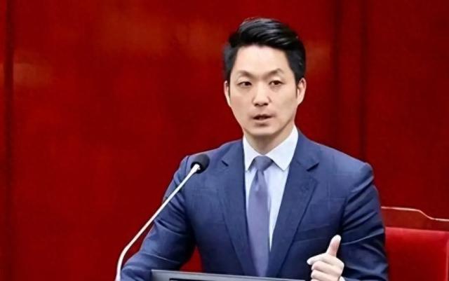 蒋万安启程访陆前，我军003航母开进台海	，国台办最新表态轰动两岸