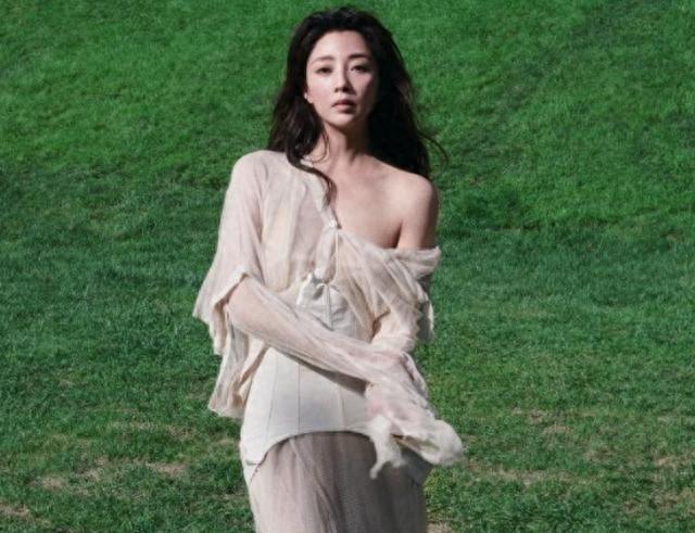 她是“内娱第一尤物”，获奖无数，年过四十依旧美貌，至今未婚