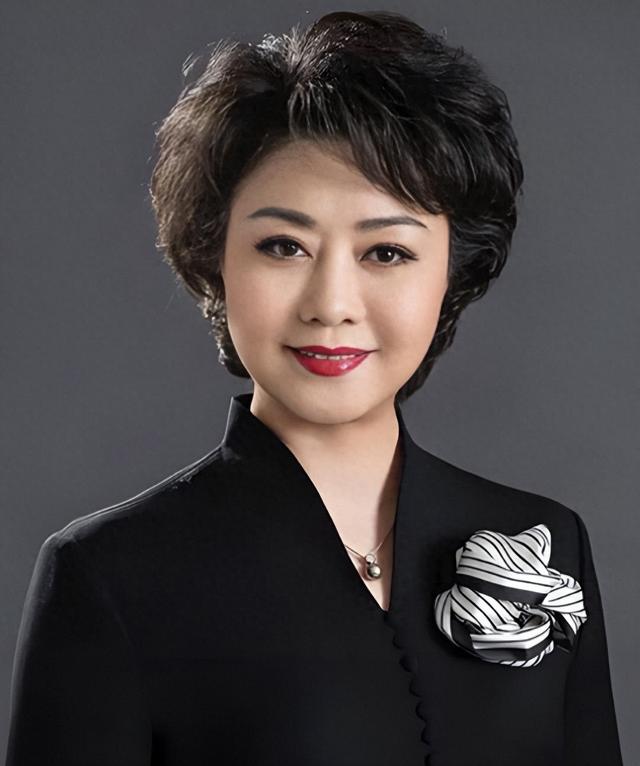 至今未婚未育，身边却有男人陪了近27年，59岁的她才是真人间清醒