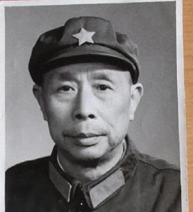 他是荣获三枚一级勋章的开国少将，一生很低调，如今儿子家喻户晓