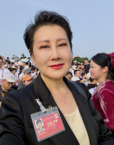 63岁的张凯丽，因阅兵现场的一个感人举动，轻松实现“口碑逆转”