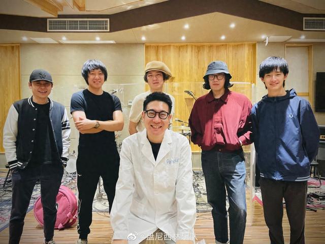 褒寄云