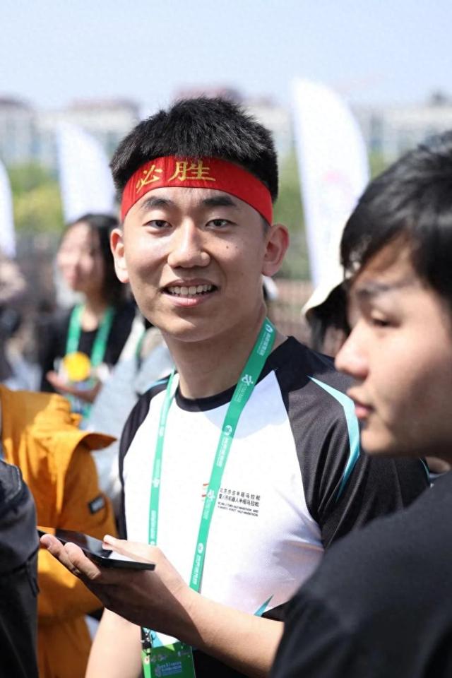 从清华辍学造机器人，98年出生的他如何用2000台订单抢占市场？