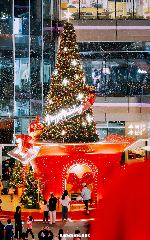 下暴雪的「圣诞小镇」开了！12米泡泡玛特圣诞树亮灯