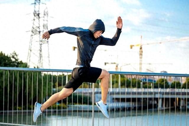 长期跑步有利于健康吗？医生：过了60岁的老人，建议做好5件事