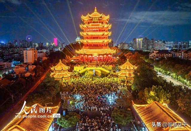 湖北武汉：夜游黄鹤楼