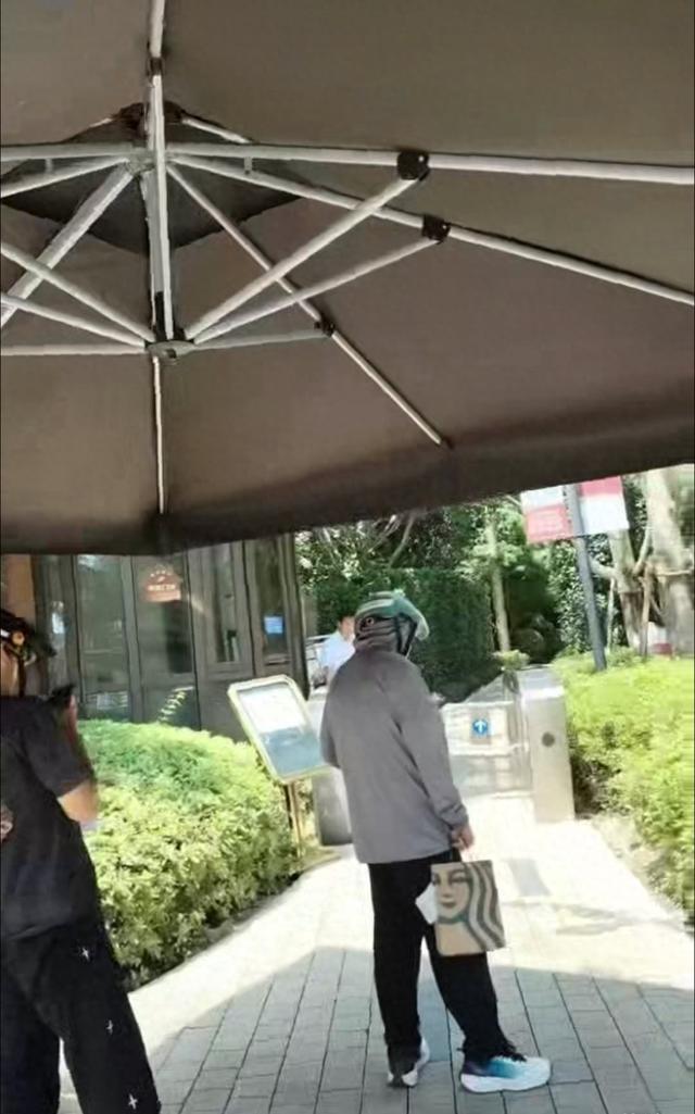 外卖员进入小区后再统一乘摆渡车送餐？“骑手最后100米”不是新问题