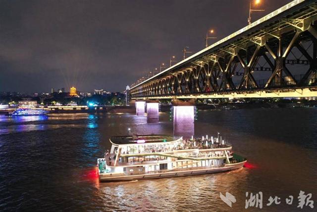 两江游船换上“中国红”，上新多主题潮玩“双节”假期
