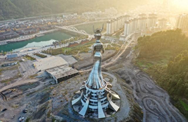 消费降级下的旅游新图景：从「人从众」到「小而美」的突围