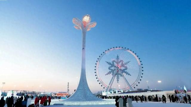 哈尔滨冰雪大世界再添新亮点 “雪韵丁香”火炬塔点亮仪式燃动冰城