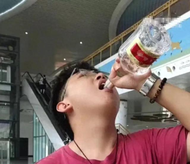 长沙一大学生带五粮液赶高铁被拦，2分钟喝完，上车睡了4个半小时，12306回应