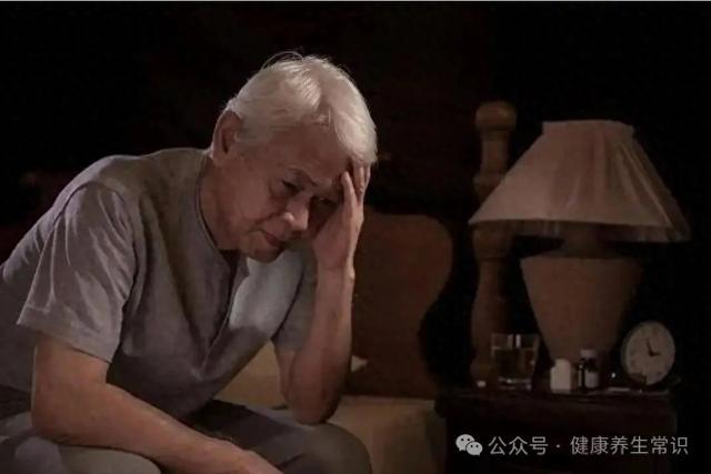 高血脂与睡眠有关？医生直言：患高血脂的人，睡觉切记“4不要”