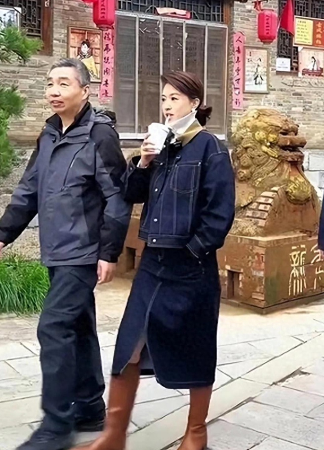 46岁主持人张蕾与富豪老公逛街，她气质出众，五官精致