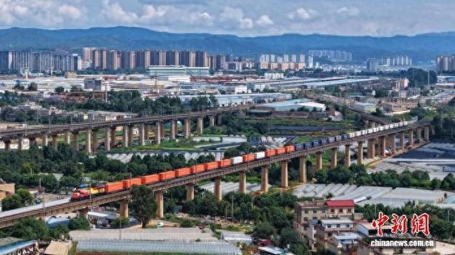 中老铁路：驶向“诗和远方” 打通区域经济动脉