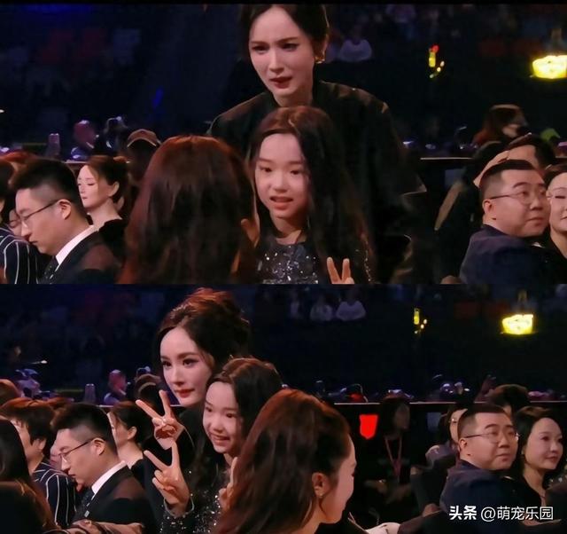 追星现场妈妈乱拍照，杨幂脸色大变，小酒窝当场尴尬