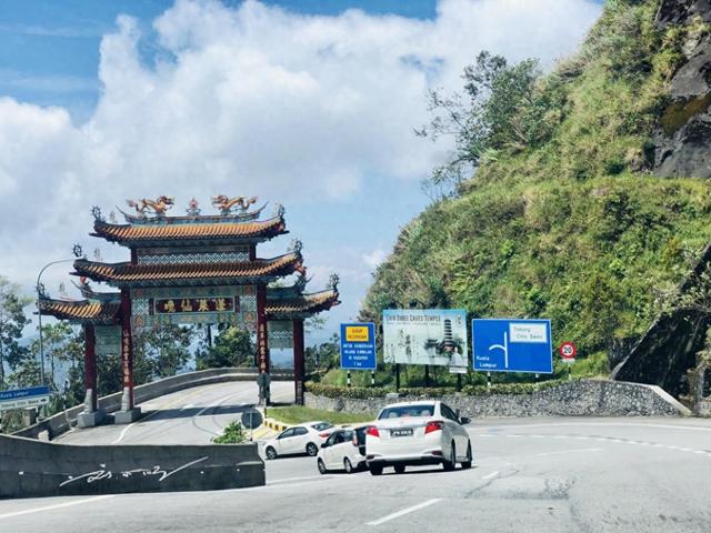 马来西亚这座中华寺庙，竟然建在赌场旁？据说来拜佛的大都是赌徒