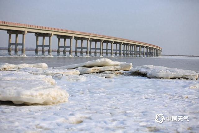 寒潮持续影响辽宁 锦州笔架山海域现海冰盛景