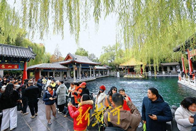 泉城最低温跌破0℃ 游客寒风中赏“趵突腾空”胜景