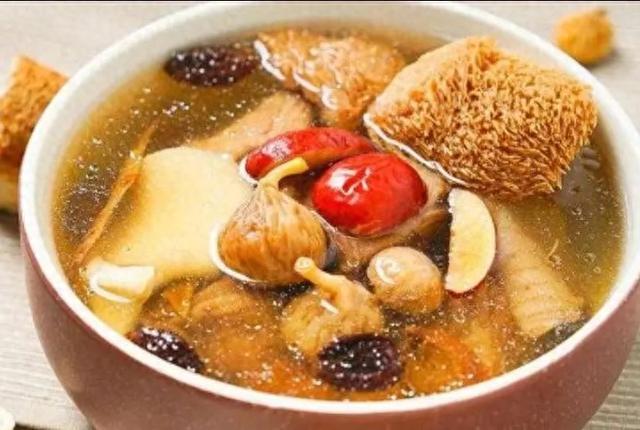 排骨莲藕炖花胶的功效与作用 2025年排骨莲藕炖花胶的功效与作用是什么