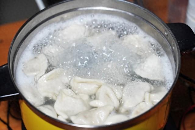 煎饺做法新鲜饺子怎么做煎饺（煮饺子总破皮别怨皮薄馅多水开后加3次冷水）