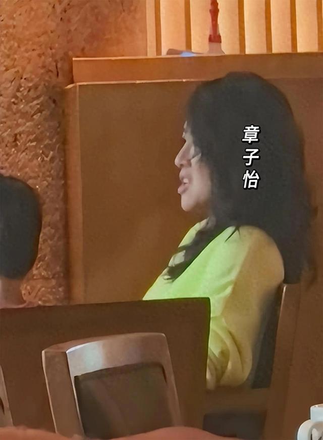 章子怡香港吃茶点，嘴凸脸垮表情苦又凶，手上戴着大金表当众剔牙