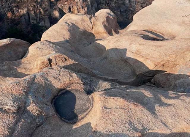 新泰市新甫山景区发现冰臼群