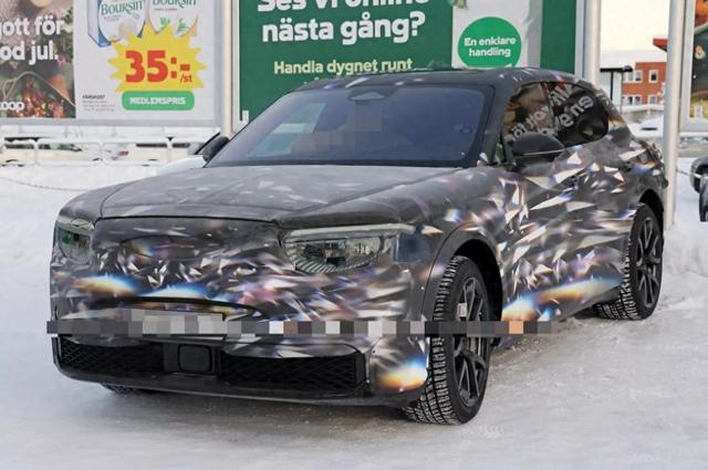 全新宾利纯电SUV曝光，配800V快充+智能座舱，大灯成一大看点