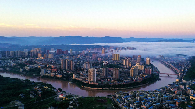 小城看中国⑩ |贵州赤水：丹霞为舟、美酒作楫，扬帆酒旅新高地