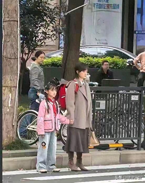 孙俪接送女儿上学，好接地气啊！女儿长得像爸爸，基因真好