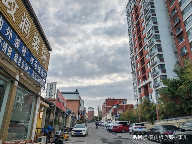 它是泰山下一个小众景点，一条700米巷子，人称泰安“小武康路”
