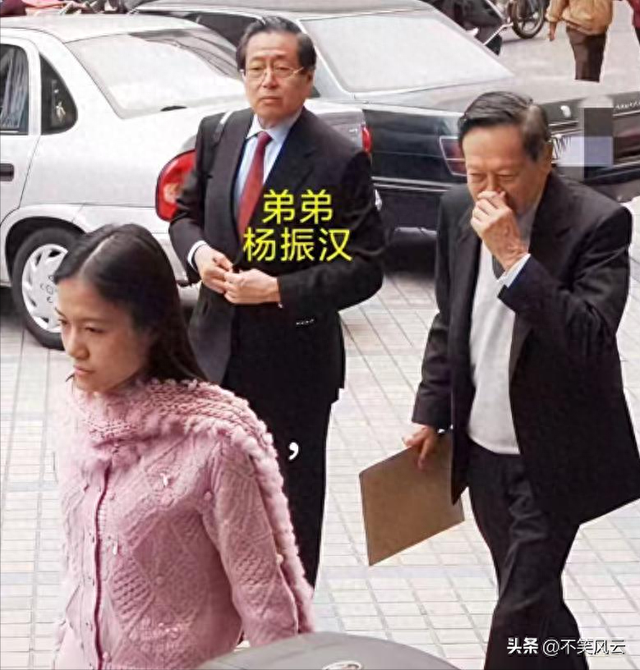 杨振宁离世不到1个月，与翁帆领证留影被扒，他当时一脸不好意思
