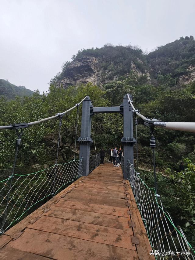 黑龙潭，飞泉流瀑，铁桥横亘，重峦叠嶂，一起走吧，强身健体吧！