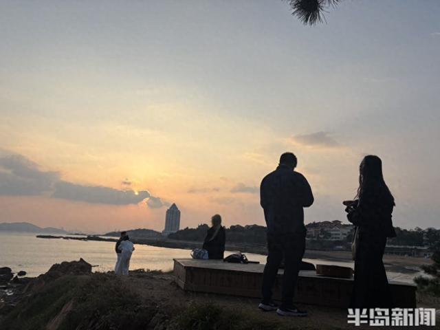 落日穿云洒海面，定格海滨温柔