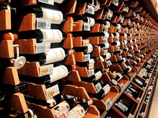 红酒过期了还能喝吗？酿酒师傅给出答案	，看完涨知识了