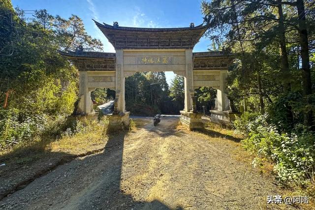 《徐霞客游记》中两次提及的报恩寺就在大理鸡足山上，但路况堪忧