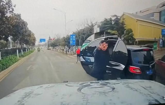 女子停车挡路还向提醒者比不雅手势，结果遭后车撞击摔倒在地，昆明交警回应