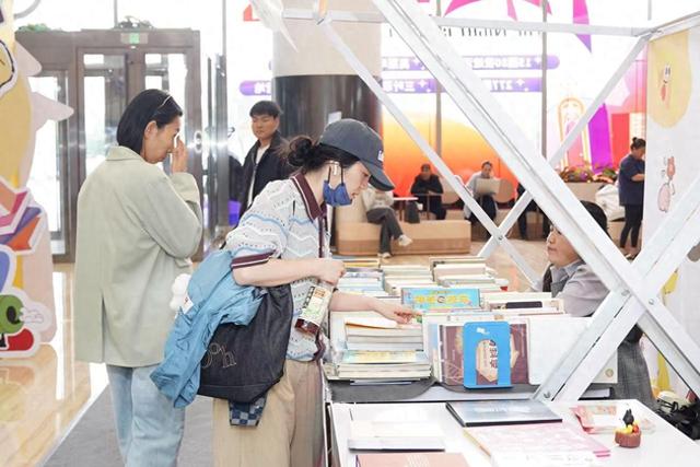 文津奖好书、丰收市集、换书盲盒……阅彩城“变身”城市文化会客厅