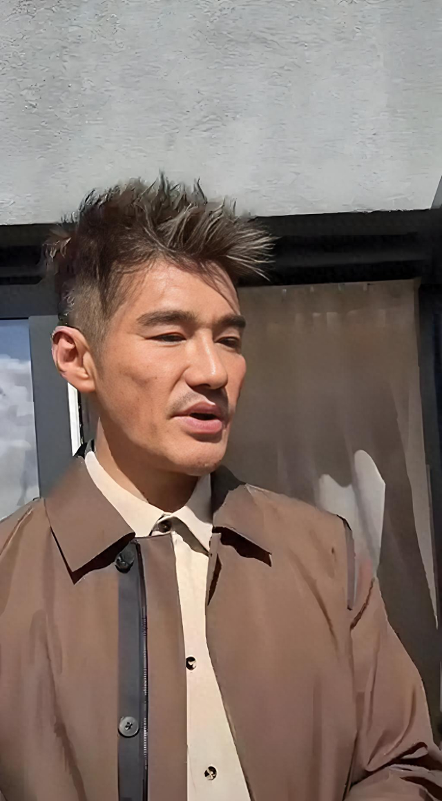 胡兵素颜流出，网友：这还是那个T台男神吗？